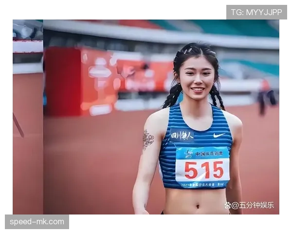 吴艳妮赛前涂指甲油的样子，像极了去夜店前补口红