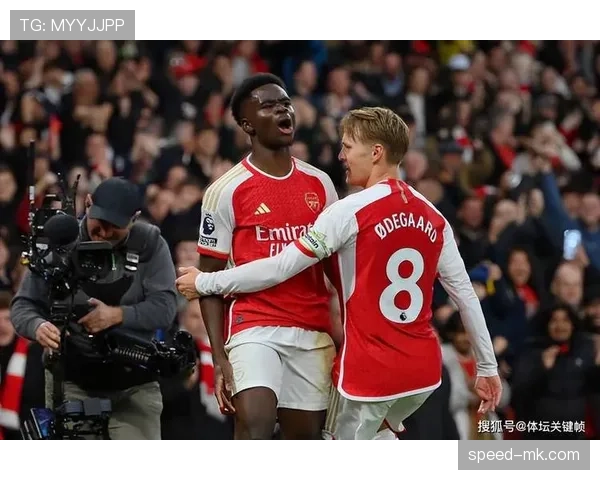 萨卡今天的外套比场上跑动还抢眼，真的是明星街拍吗？